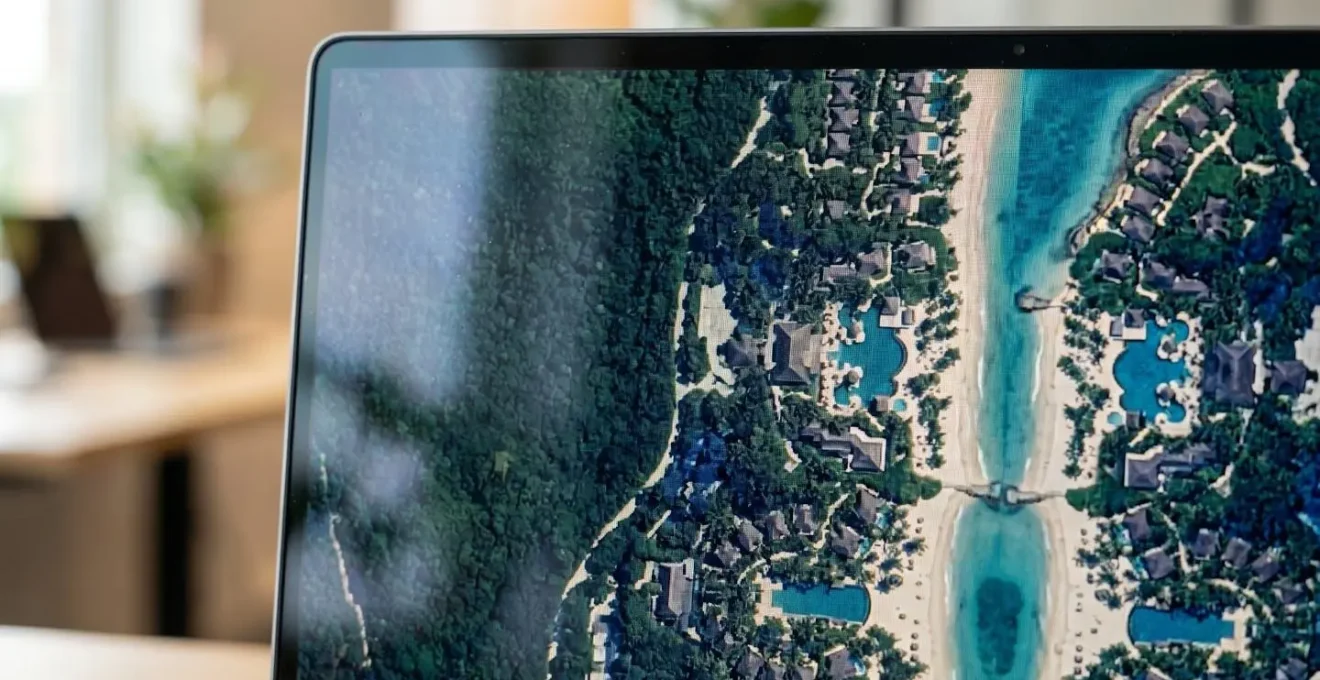 Vue satellite montrant les signatures visuelles des infrastructures techniques sur une île resort