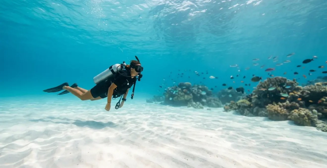 Plongeur novice flottant sereinement dans les eaux cristallines des Maldives avec récifs colorés en arrière-plan