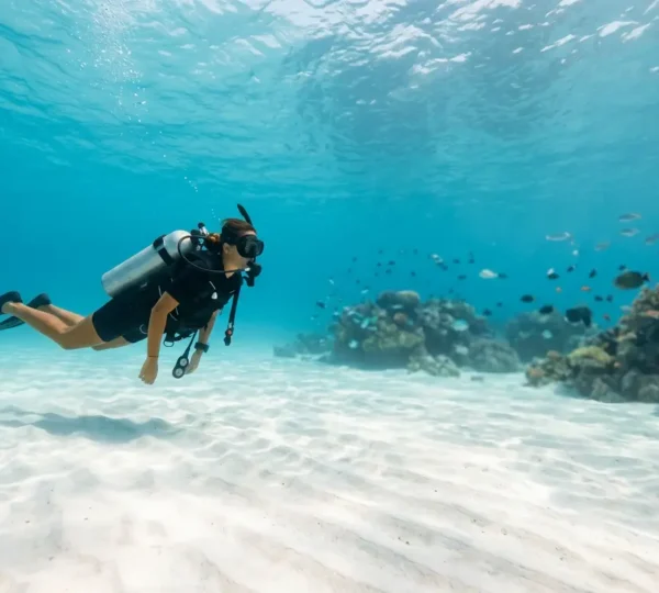Plongeur novice flottant sereinement dans les eaux cristallines des Maldives avec récifs colorés en arrière-plan