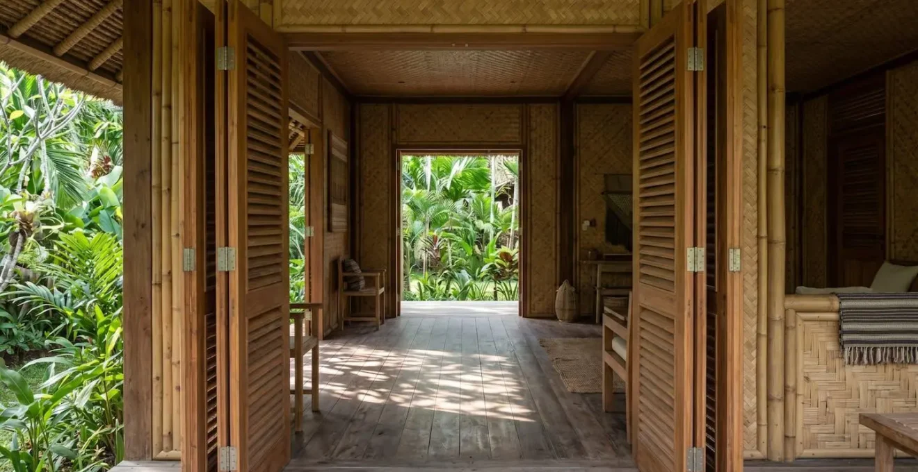 Bungalow tropical avec grandes ouvertures opposées créant une ventilation traversante naturelle