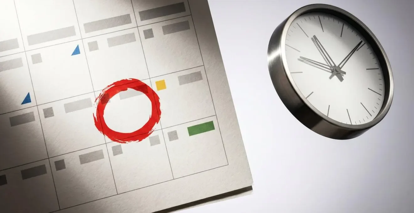 Vue rapprochée d'un calendrier avec marqueur rouge et horloge montrant le compte à rebours de 96 heures