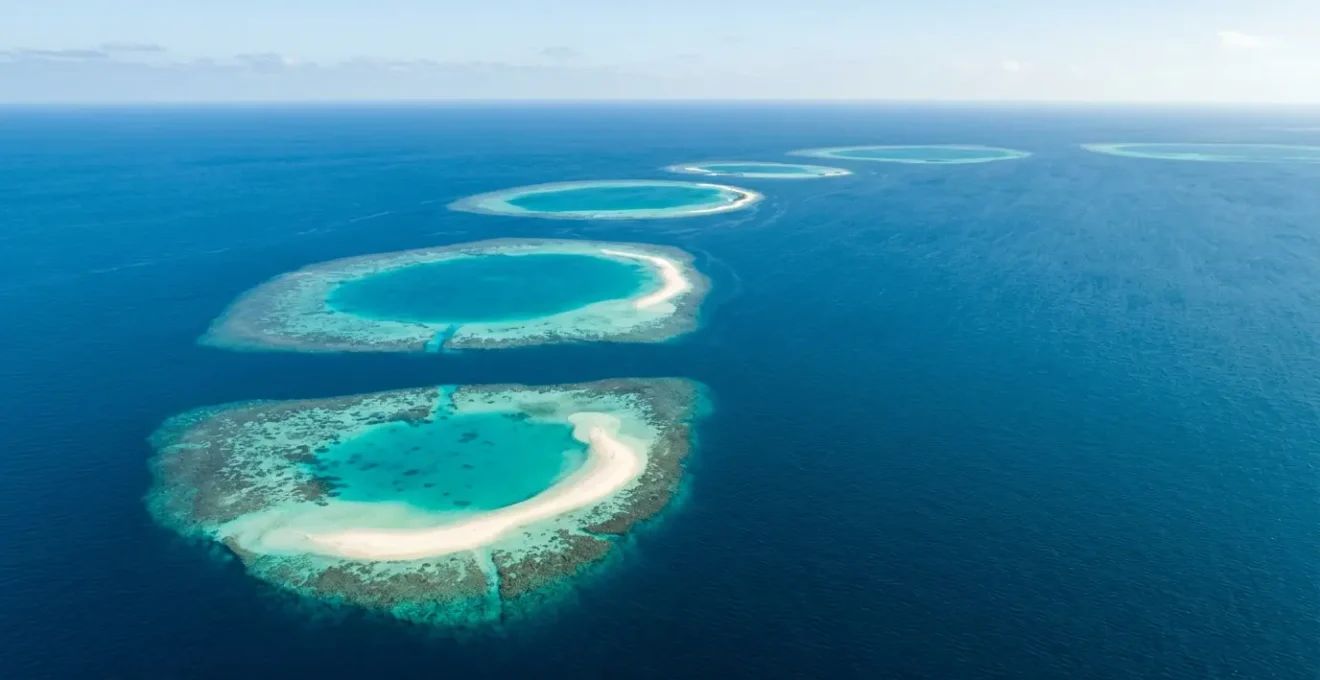 Vue aérienne des atolls des Maldives dans l'océan Indien avec leurs lagons turquoise et récifs coralliens