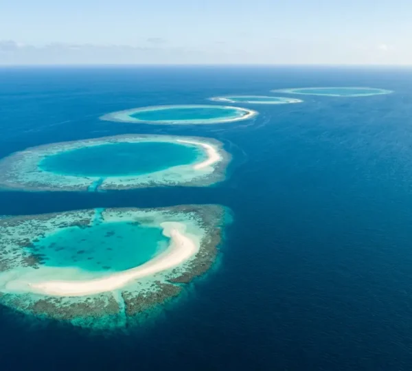 Vue aérienne des atolls des Maldives dans l'océan Indien avec leurs lagons turquoise et récifs coralliens