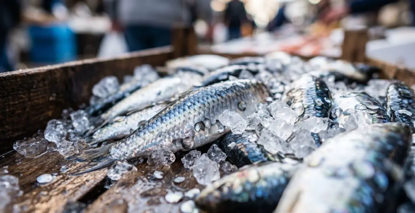 Marché aux poissons local avec pêcheurs vendant leur prise du jour