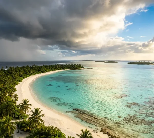 Plage paradisiaque des Maldives avec ciel contrasté entre soleil et nuages de mousson