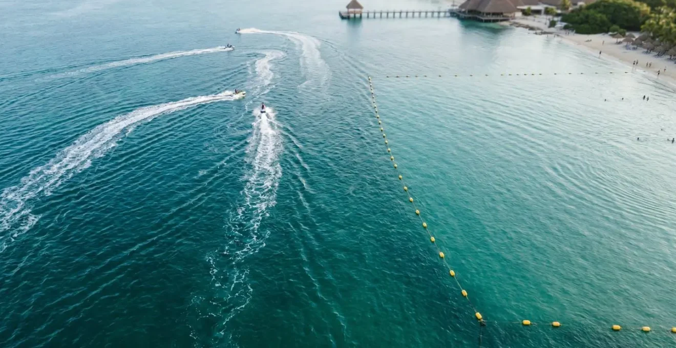 Vue aérienne montrant les couloirs invisibles empruntés par les jet-skis et les zones de baignade sécurisées