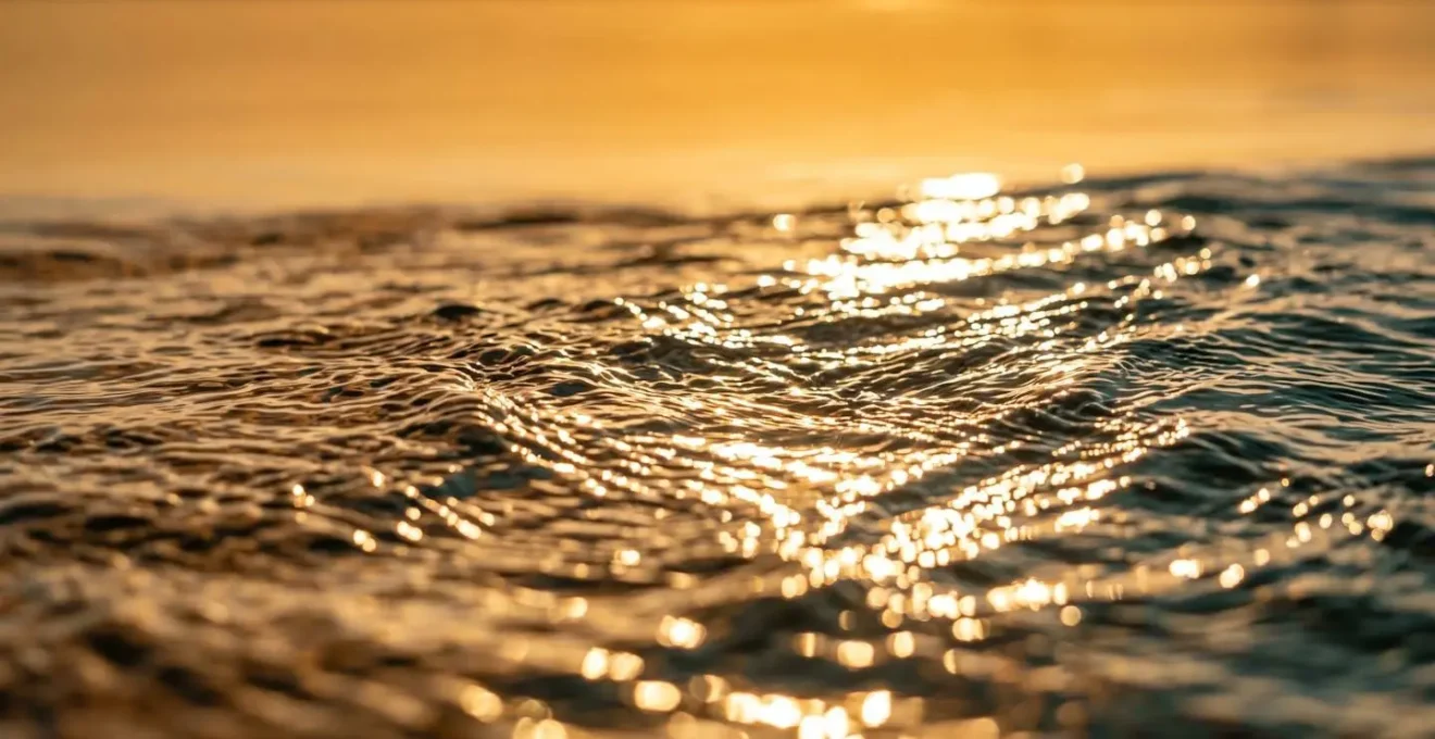 Surface d'eau du lagon avec réverbération solaire intense créant un aveuglement directionnel