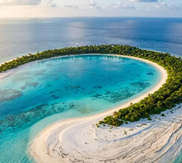 Vue aérienne d'un atoll des Maldives avec son sable blanc immaculé et ses nuances turquoise infinies