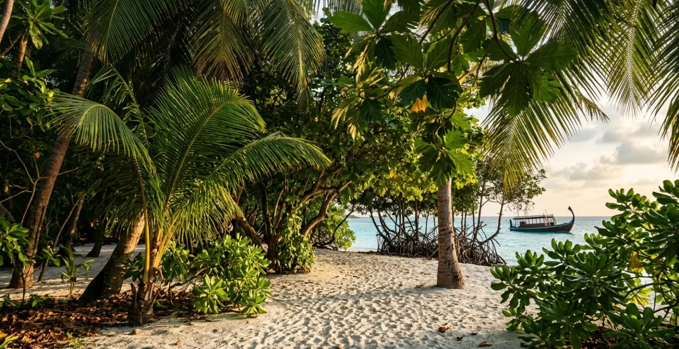 Végétation tropicale luxuriante des Maldives avec palmiers et mangroves créant une canopée ombragée naturelle